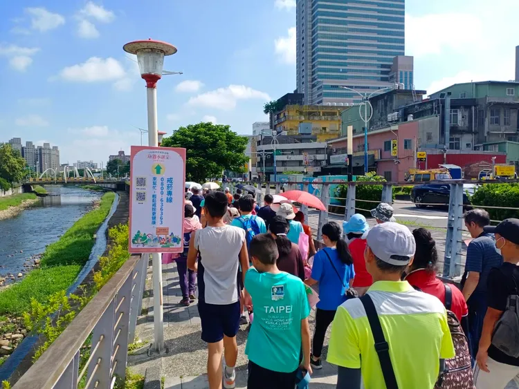 近2500人到場參加健走。衛生局提供