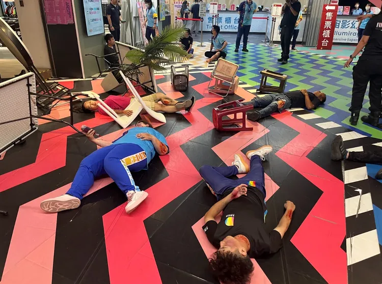 台中市消防局與異想新樂園演練氣爆案，過程逼真。民眾提供