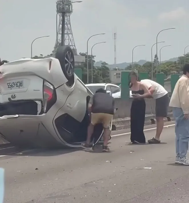 低胸妹「爬出燦笑」還赤腳跳呀跳，模樣可愛。翻攝《WoWtchout - 地圖型行車影像分享平台》