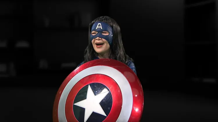 林秀玲還變成美國隊長，非常搞笑。三立提供