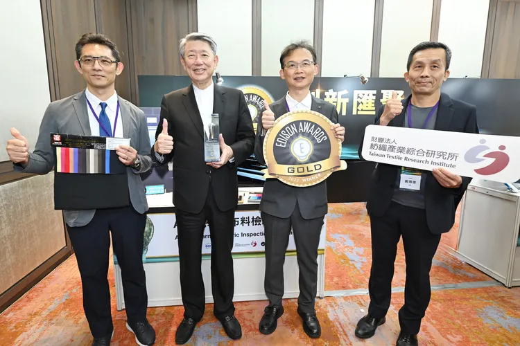 紡織所以「AI自學驗布系統」榮獲愛迪生獎金牌獎，結合AI演算法與高解析光學技術，高速檢測布料瑕疵，驗布速度每分鐘高達120碼，遠超傳統驗布機，檢測準確率高達95%。並已與加拿大頂尖戶外品牌始祖鳥、國內機能布料大廠大統新創等企業合作，推動智慧驗布技術，提升臺灣紡織業競爭力。圖左起為經濟部產業技術司司長郭肇中、經濟部長郭智輝、岳揚智控董事長洪忠岳、紡織所協理黃博雄。工研院提供