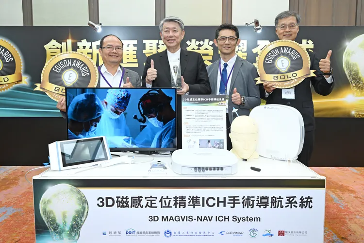 金屬中心研發「3D磁感定位精準ICH手術導航系統」，榮獲愛迪生獎金牌獎肯定，能為醫師提供多維度穿透視力，清晰的顱內視野宛如「隧道內GPS」，整合精微磁感測器多功能內視鏡實現顱內多模態影像融合手術導航，精準快速直達出血病灶，目前已與科脈生技及高雄榮民總醫院神經外科合作，未來將推動臨床應用，提升腦中風治療的安全性與成功率。圖左起為金屬中心執行長賴永祥、經濟部部長郭智輝、經濟部產業技術司司長郭肇中、金屬中心處長蘇子可。工研院提供