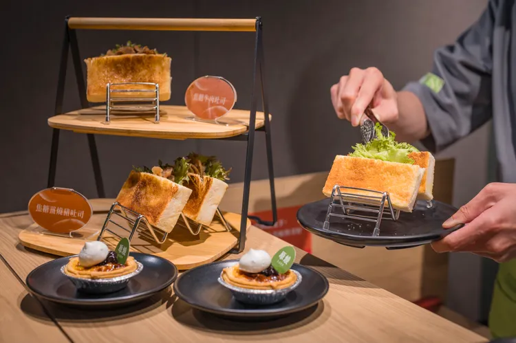 現點現做的焦糖牛肉吐司，外酥內嫩，鹹甜交織，再搭配本季限時限量的黑糖珍珠蛋塔，濃郁香甜。業者提供
