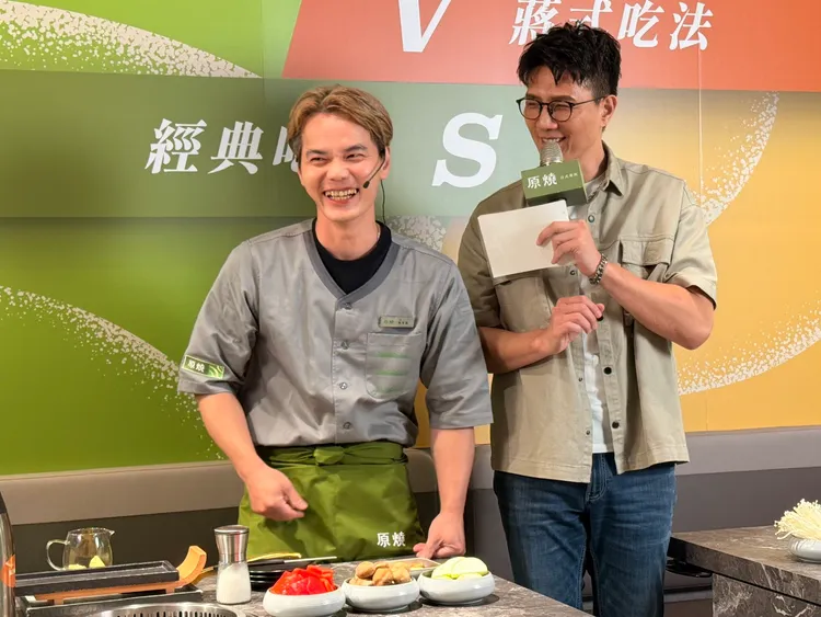 原燒特別邀請藝人蔣偉文與品牌首席蕭翔蔚主廚，在全新自助吧的舞台上進行經典與創新的「燒肉料理大對決。陳揚盛攝
