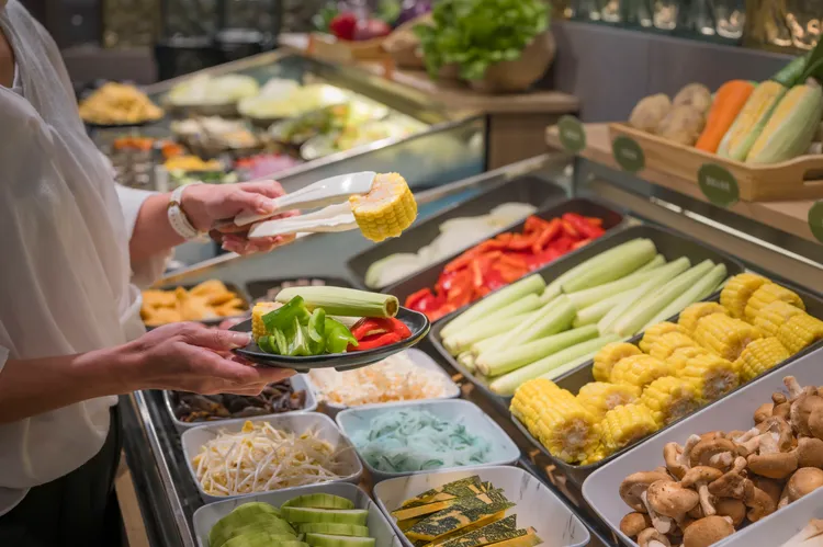自助吧提供超過40款的沙拉、烤物和熟食等品項吃到飽。業者提供