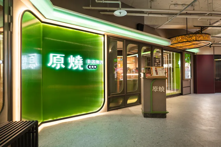 「原燒日式燒肉」北部首間概念店進駐西門町，以全新品牌識別打造綠意質感店裝。業者提供
