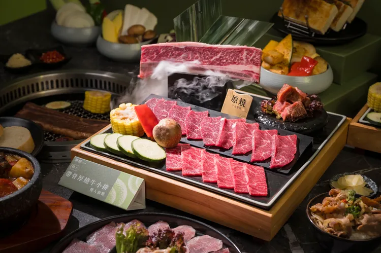 全新「特上帶骨厚燒牛小排套餐」，選用來自美國Choice等級的20cm厚切美國雙饗帶骨牛小排。業者提供