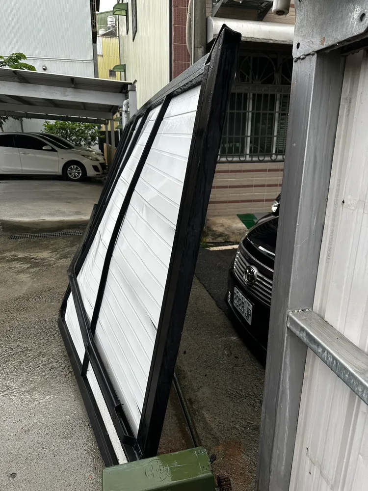 劉男倒車衝撞民宅大門。翻攝畫面