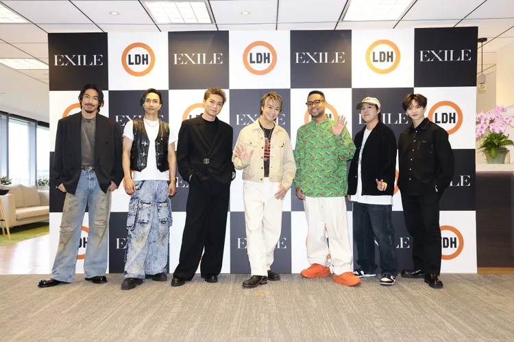 AKIRA（左起）、橘KENCHI、SHOKICHI、TAKAHIRO、NESMITH、世界、佐藤大樹今天接受訪問。LDH愛夢悅提供