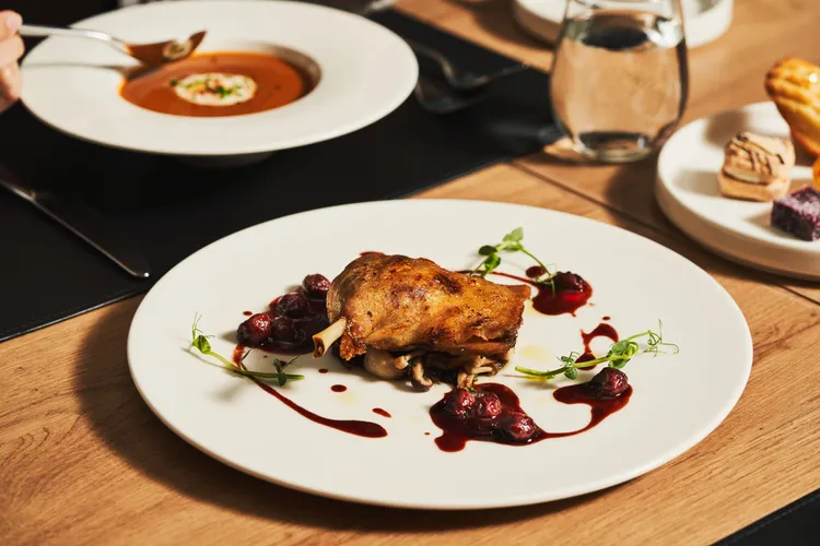 法式餐廳Seasons by olivier e. 推出「Weekend Brunch」，多款主餐選擇，搭配半自助式美食吧（圖為油封鴨腿）。業者提供