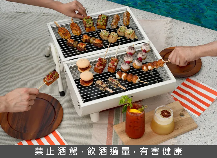 WOOBAR經典下午茶「W Tipsy Tea - Sunkissed」以燒烤為主題，將鹹甜小點趣味化身為台式烤串。業者提供