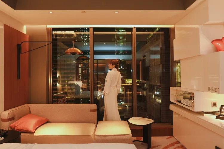 「藝期藝繪」住房專案，內含《印象派—從莫內到美國：光・跨越海洋》展覽門票、數字油畫與自助式早餐，品味藝術假期（圖為壯美客房）。業者提供