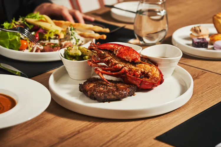 法式餐廳Seasons by olivier e. 推出「Weekend Brunch」，多款主餐選擇，搭配半自助式美食吧（圖為豪華海陸）。業者提供