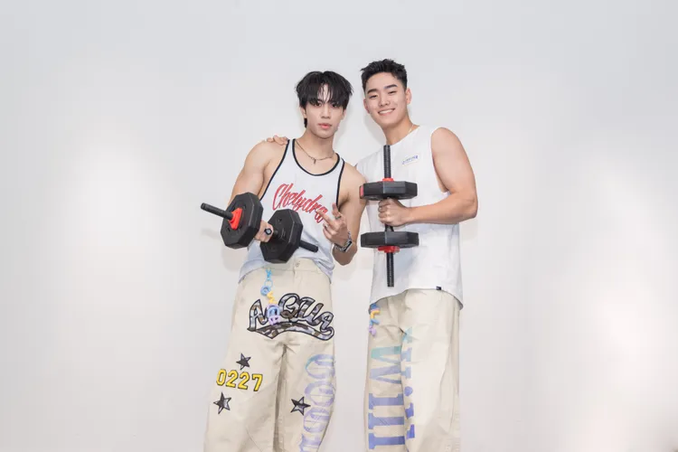 李秉諭（左）與須弘道比啞鈴。種子音樂提供