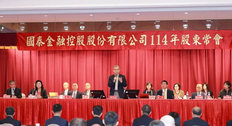 國泰金控今召開股東會，董事長蔡宏圖表示，5月初新台幣短短2天內升值2元，讓市場措手不及。國泰金控提供