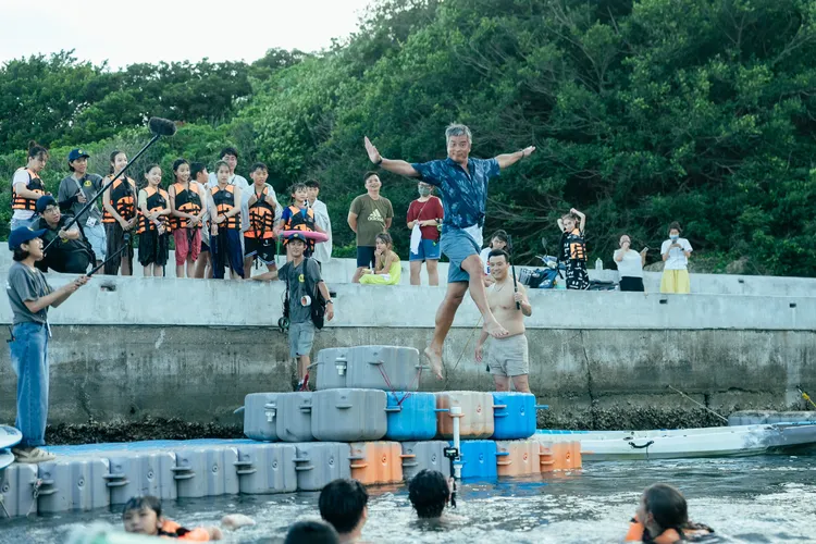 《歐吉桑騎士》李銘順（中）搞笑以舞蹈姿勢跳港。公視提供