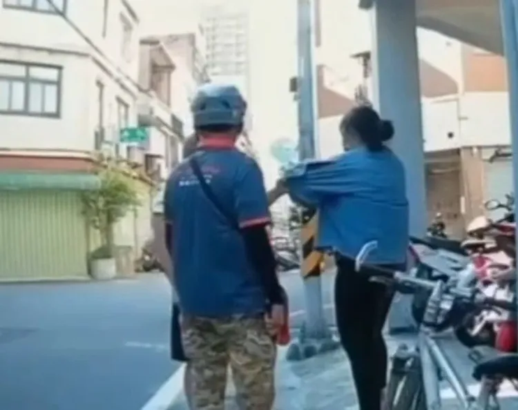 路人經過，男子仍拉著女子不放。楊姓民眾提供