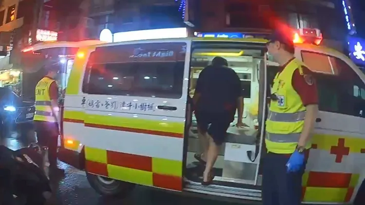 男子由警方強制送醫。桃園警分局提供