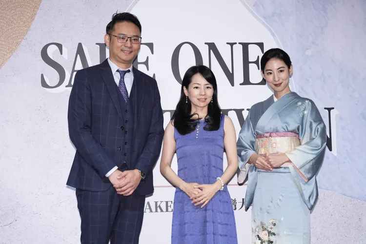 大久保麻梨子（右起）、JSA日本清酒協會理事長近藤淳子小姐、心清酒教育創辦人林科成出席清酒盛會。彭欣偉攝