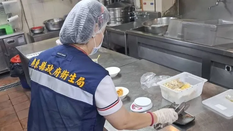 墾丁凱撒大飯店爆出7人食物中毒，屏東衛生局派員採樣。翻攝畫面