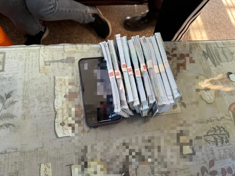 警方查扣鄧女使用的手機及100萬元現金。民眾提供