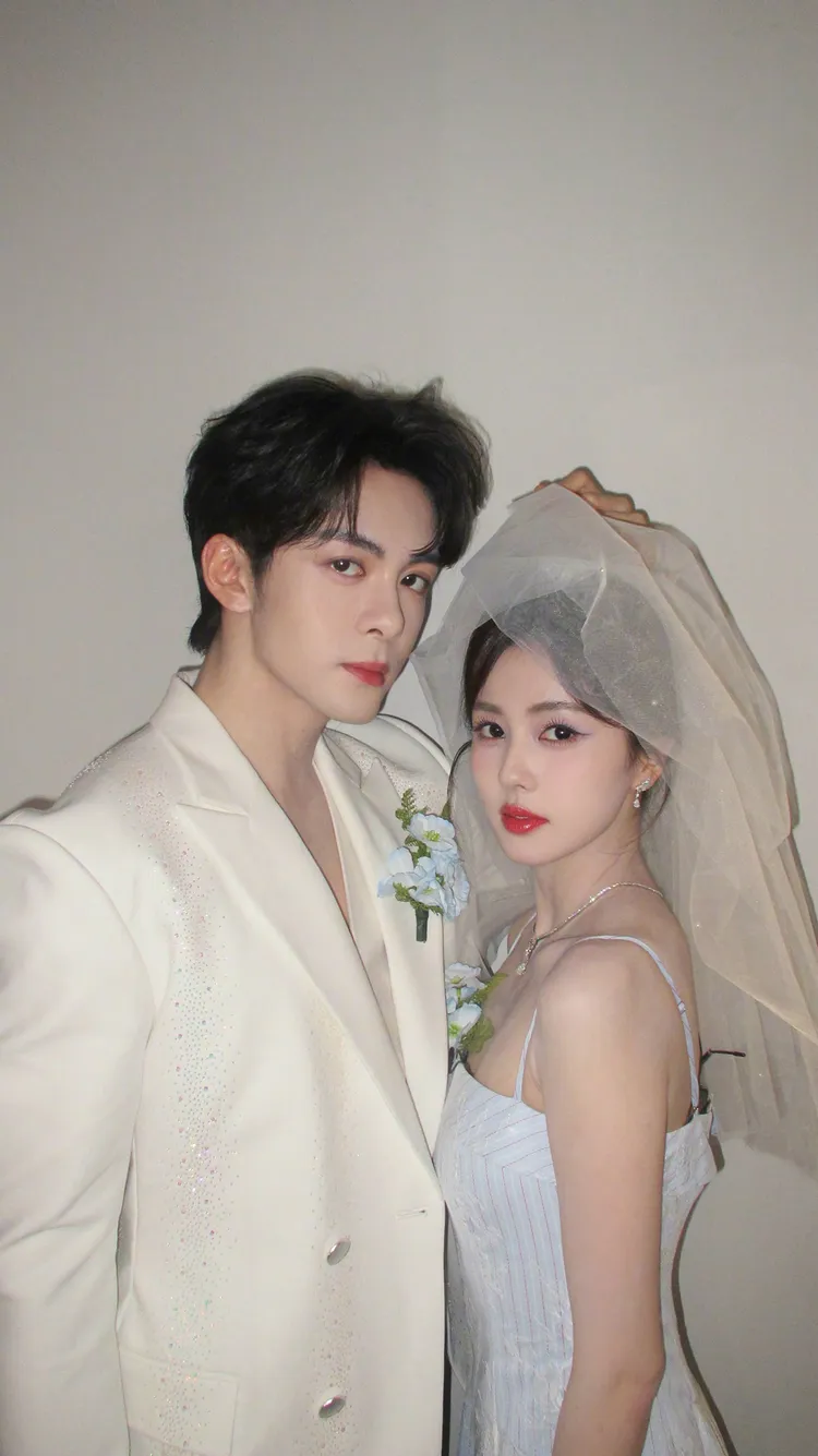 白鹿、曾舜晞（左）拍攝婚紗照。翻攝自微博