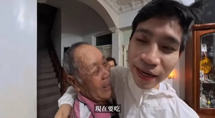 Andy（右）見到爺爺，開心相擁。翻攝Andy老師YouTube
