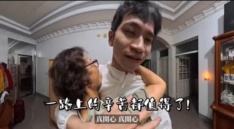 Andy（右）與媽媽熱情擁抱。翻攝Andy老師YouTube