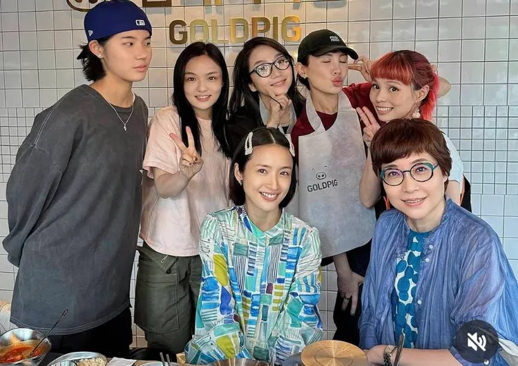 林依晨（前排左）上月和圈內好友聚餐，看不出孕味。翻攝魏如萱IG