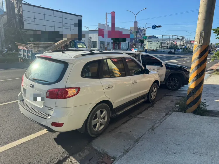 自小客駕駛與乘客遇警關切，卻全員逃逸。翻攝畫面