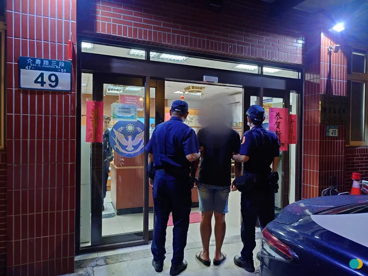 涉嫌動手毆打偷拍者的洪姓嫌犯到案。翻攝畫面