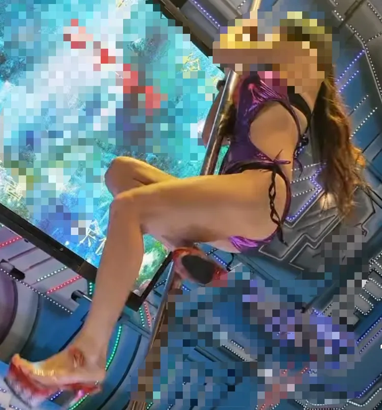 黑衣男跑到舞台後方偷拍鋼管女舞者換衣服，惡行被發現慘遭轎班痛毆(圖為示意圖，非該事件被害人)。翻攝自臉書