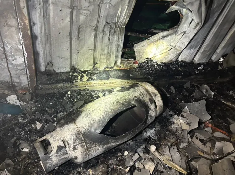 淡水忠愛街某建物2樓昨（18）日晚間發生火警造成一死一傷，警消還在屋內發現爆裂的瓦斯桶，5支用途不明的鋼瓶將送驗。翻攝畫面