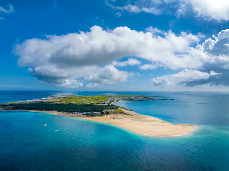 澎湖百大亮點「吉貝」以無垠碧海與潔白沙灘聞名。觀光署提供