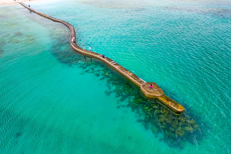 澎湖百大亮點「後寮」以碧海藍天的海中步道「天堂路」聞名，每到漲潮許多遊客前來散步觀海。觀光署提供