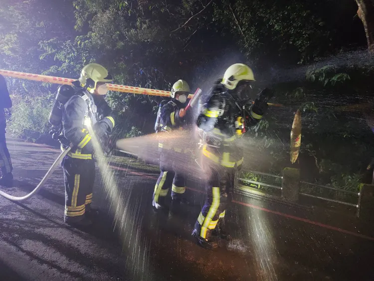 為恭醫院東興院區地下室火警，消防人員拉水線搶救。民眾提供