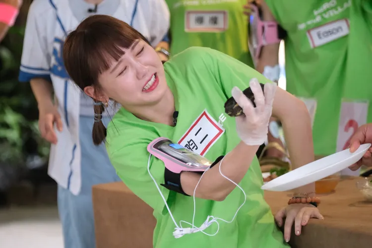 啦啦隊女神畇二被電到面目猙獰，手狂抖。東森綜合台提供