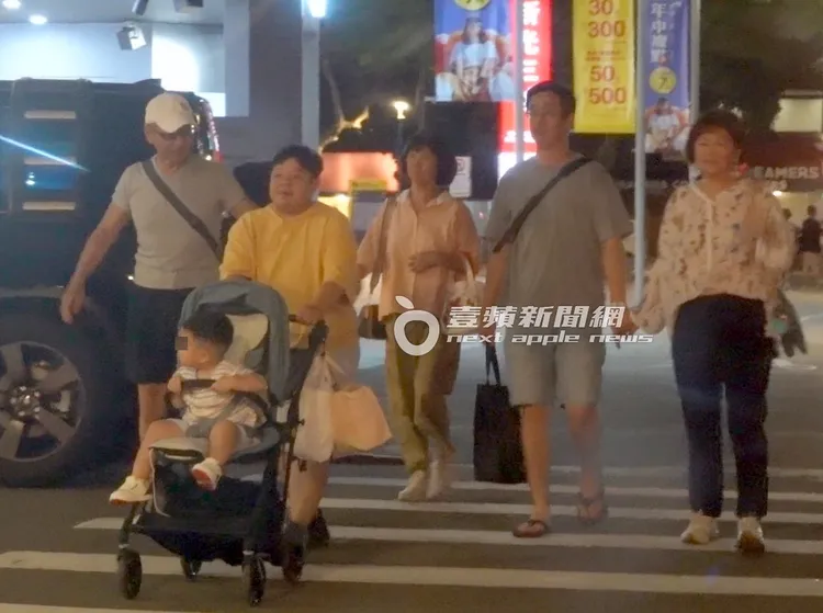 吃飽飯後，Selina（右）牽著小徐，一家三代同堂在天母街頭散步回家。特勤中心攝