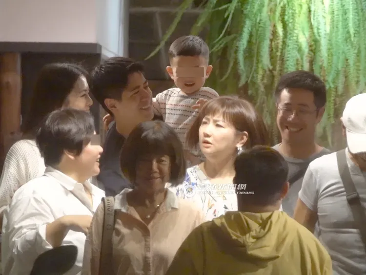 Selina三代同堂家宴，林柏澍當見習奶爸抱「小腰果」在餐廳門口準備拍大合照。特勤中心攝