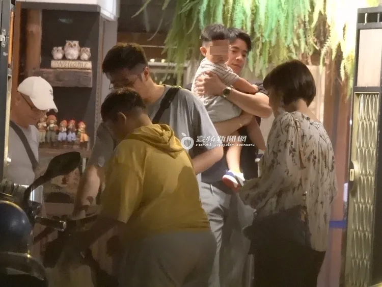 林柏澍（右二）抱著「小腰果」細心呵護，其他人則是忙著整理嬰兒車。特勤中心攝