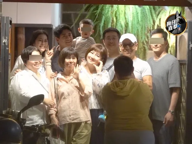 Selina與男友小徐、兒子小腰果，任容萱和其男友林柏澍，以及任爸、任媽，吃飽喝足開心合照。特勤中心攝