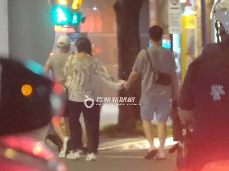 Selina（左）拉著小徐的手一起過馬路，看來感情十分甜蜜。特勤中心攝