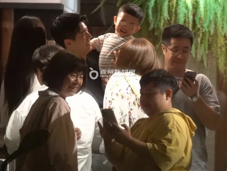 林柏澍抱著「小腰果」，合照到一半，Selina（中）轉頭逗兒子笑開懷。特勤中心攝