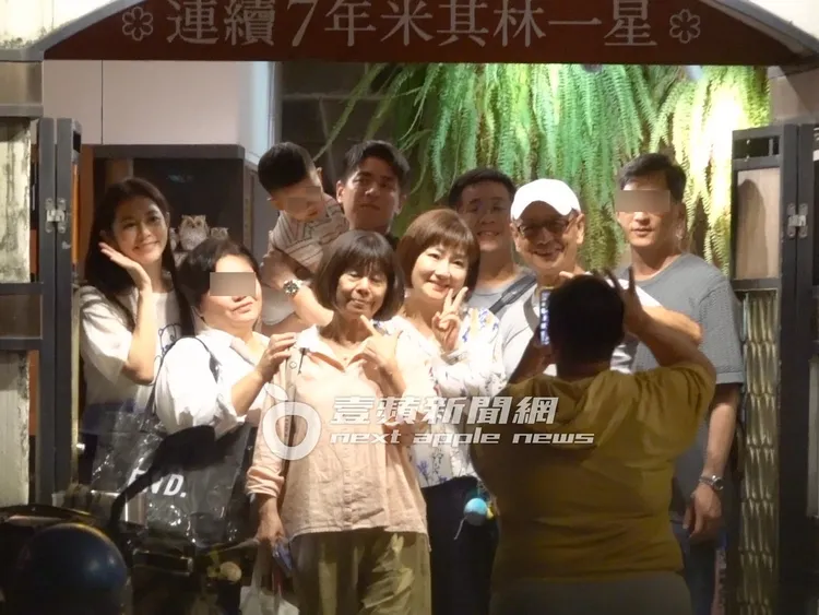 任家三代同堂在「金蓬萊台菜餐廳」門口比YA合影。特勤中心攝