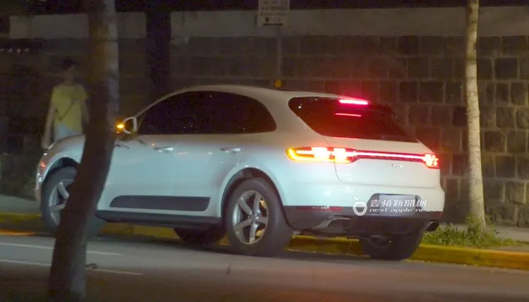 林柏澍開著白色保時捷Macan載任容萱離開金蓬萊餐廳。特勤中心攝