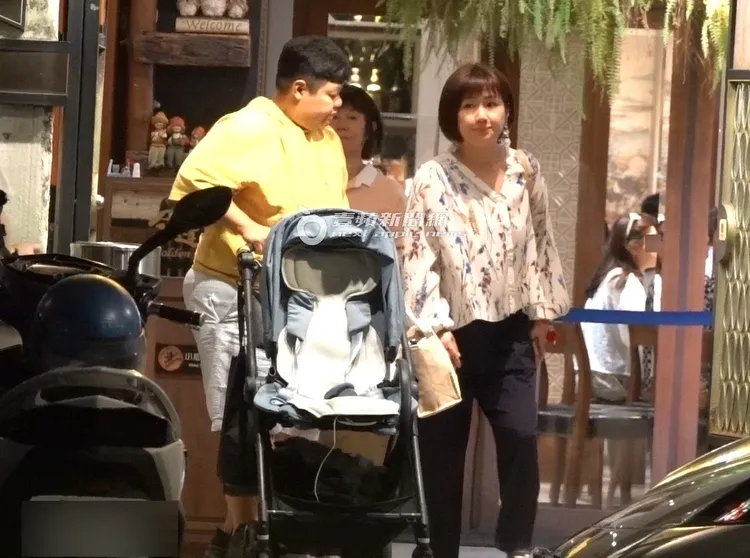 Selina（右）和保母小亨堡推著嬰兒車一同步出餐廳。特勤中心攝