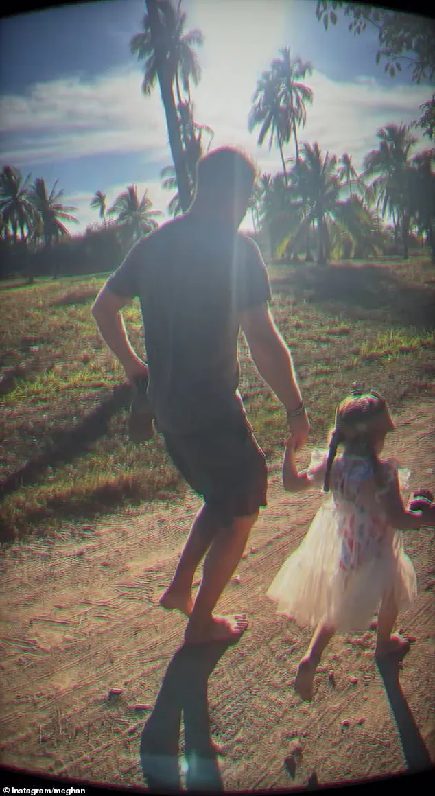 哈利與女兒莉莉貝手拉手，父女都以背影示人。