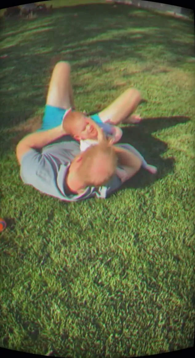 影片中露出正面的是梅根子女較為年幼的時期。