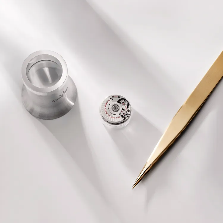 系列新作搭載全新打造的同軸大師天文台認證機芯。品牌提供