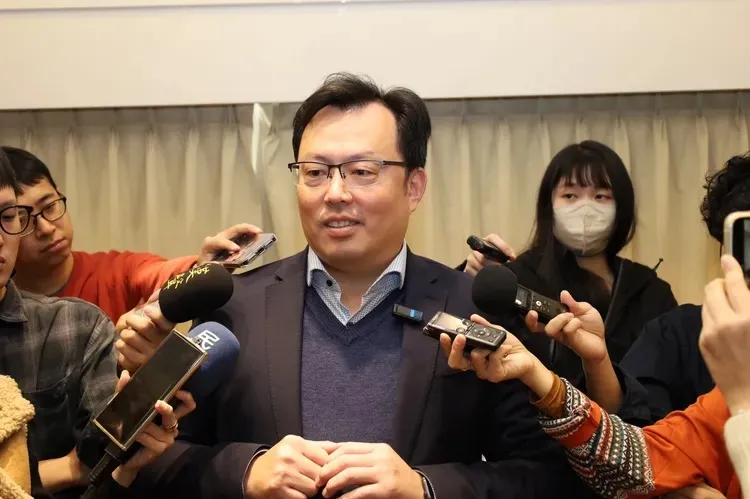 體育署長鄭世忠槓上桌球協會。體育署提供